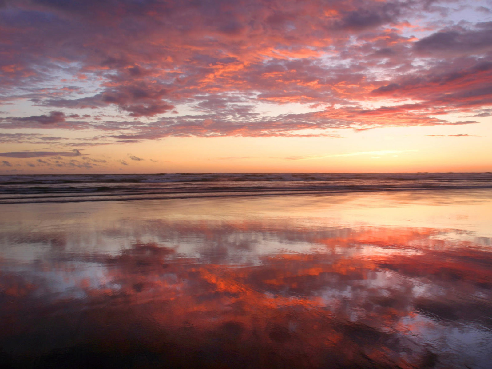 Atardecer sobre las olas