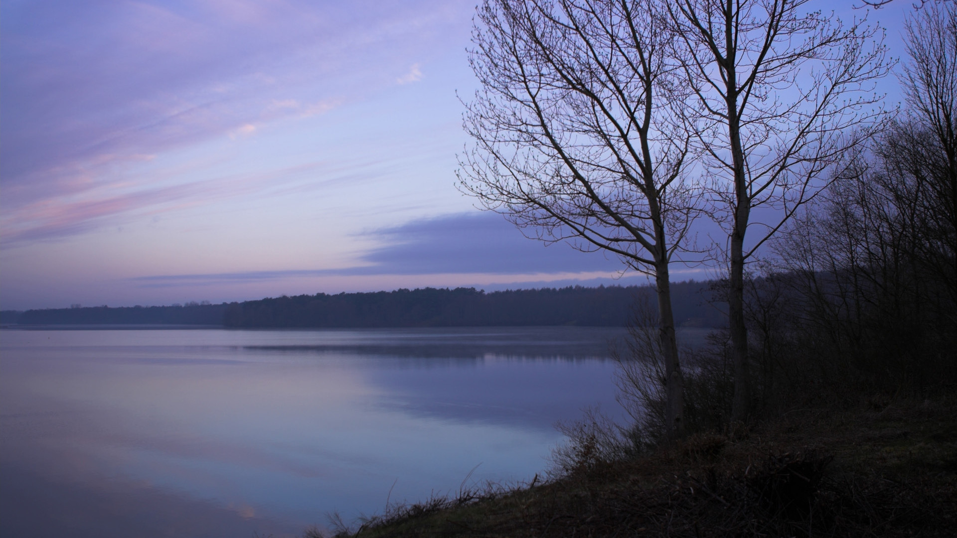 Lago a la puesta del sol