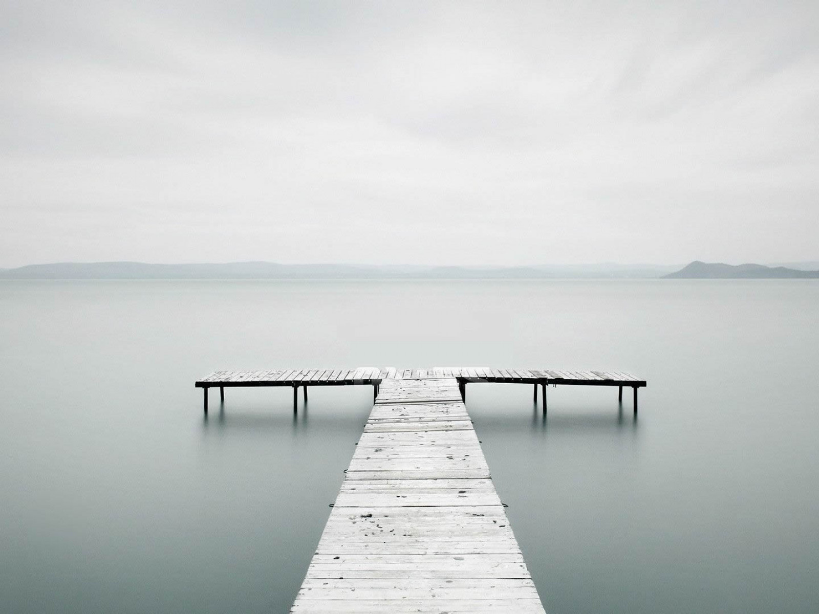 Muelle en lago congelado