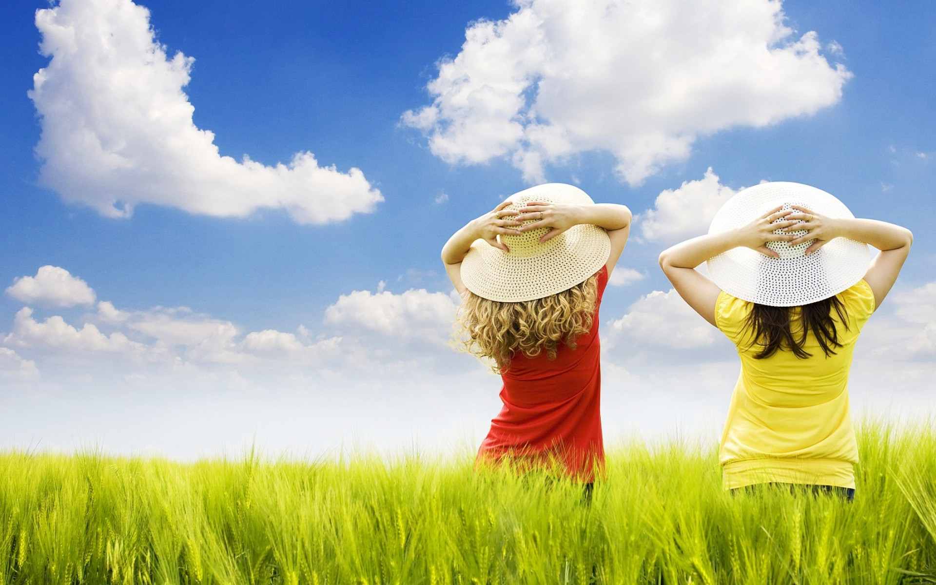 Chicas observando el cielo