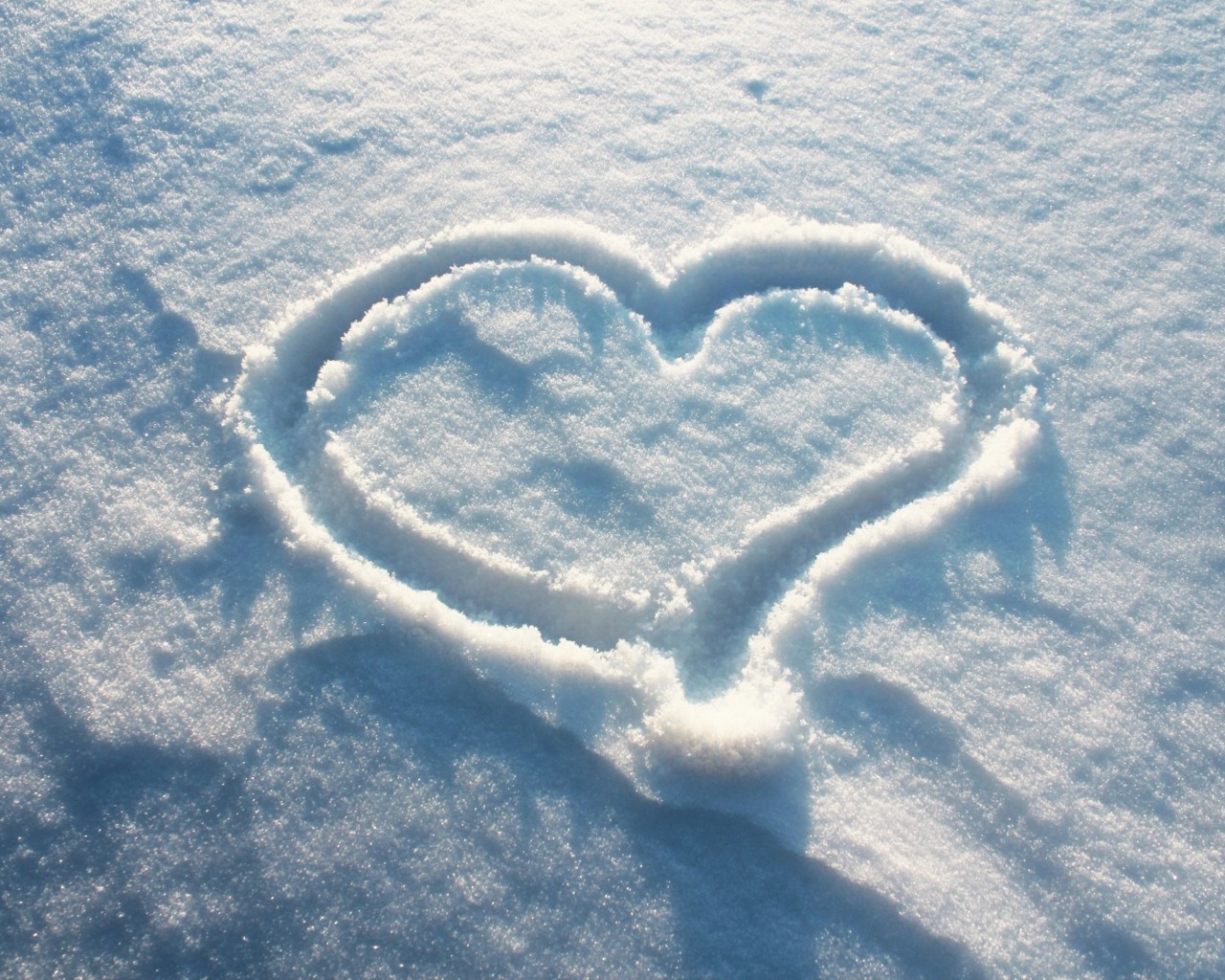 Corazón sobre la nieve