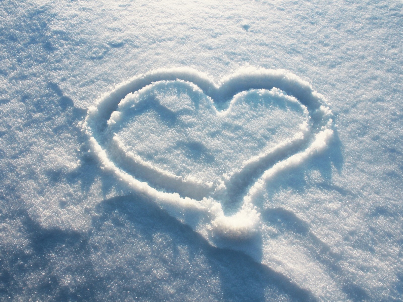 Corazón sobre la nieve