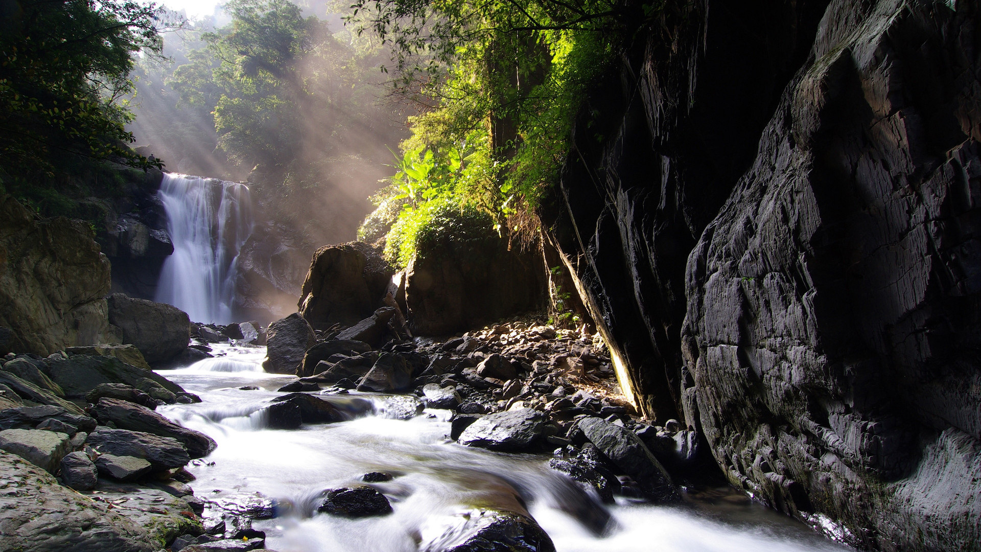 Caida de agua en el rio