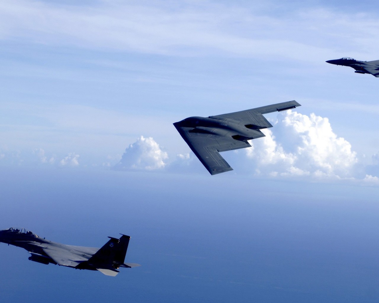 B-2 Spirit y F-15 Eagles