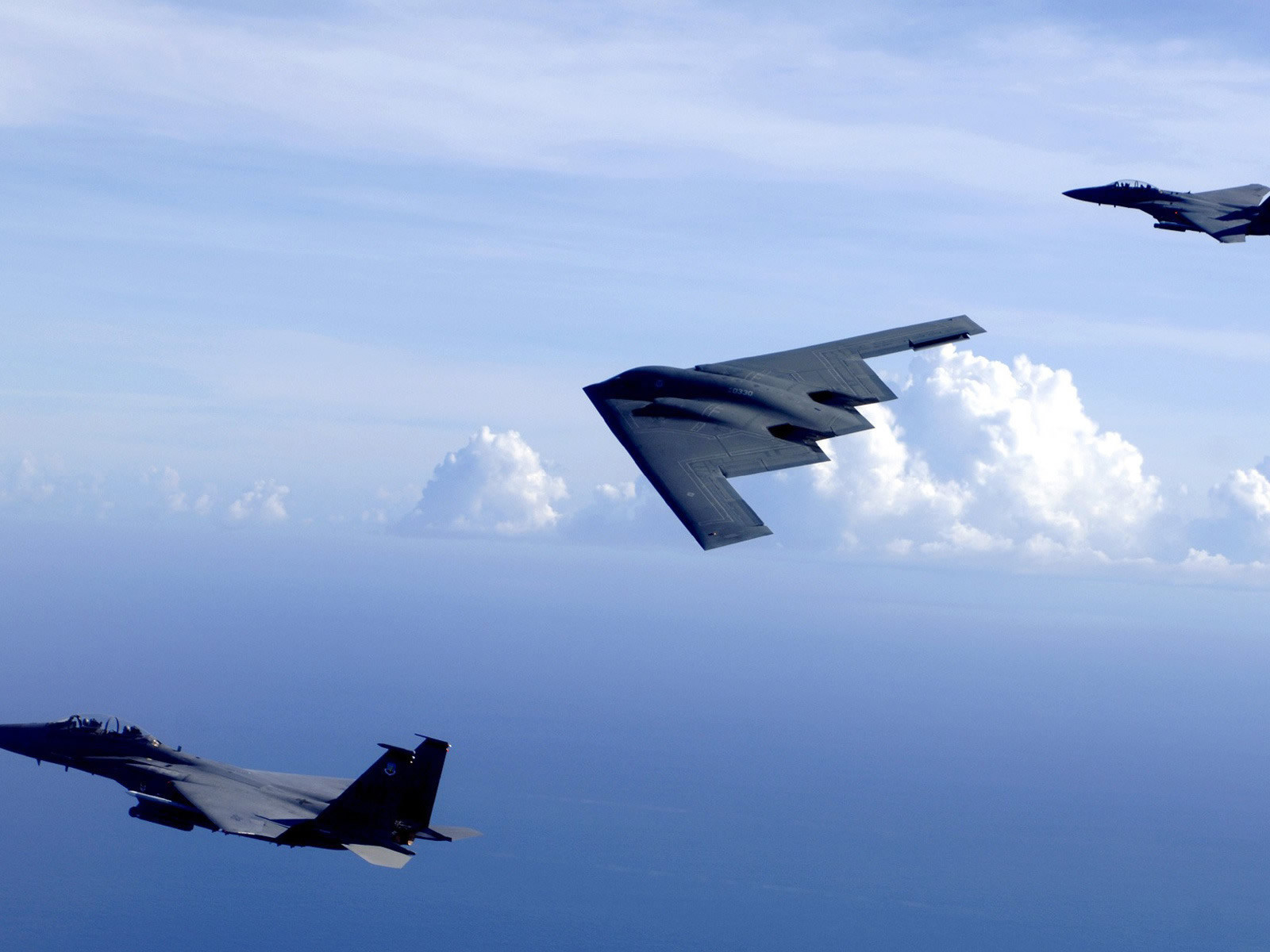 B-2 Spirit y F-15 Eagles