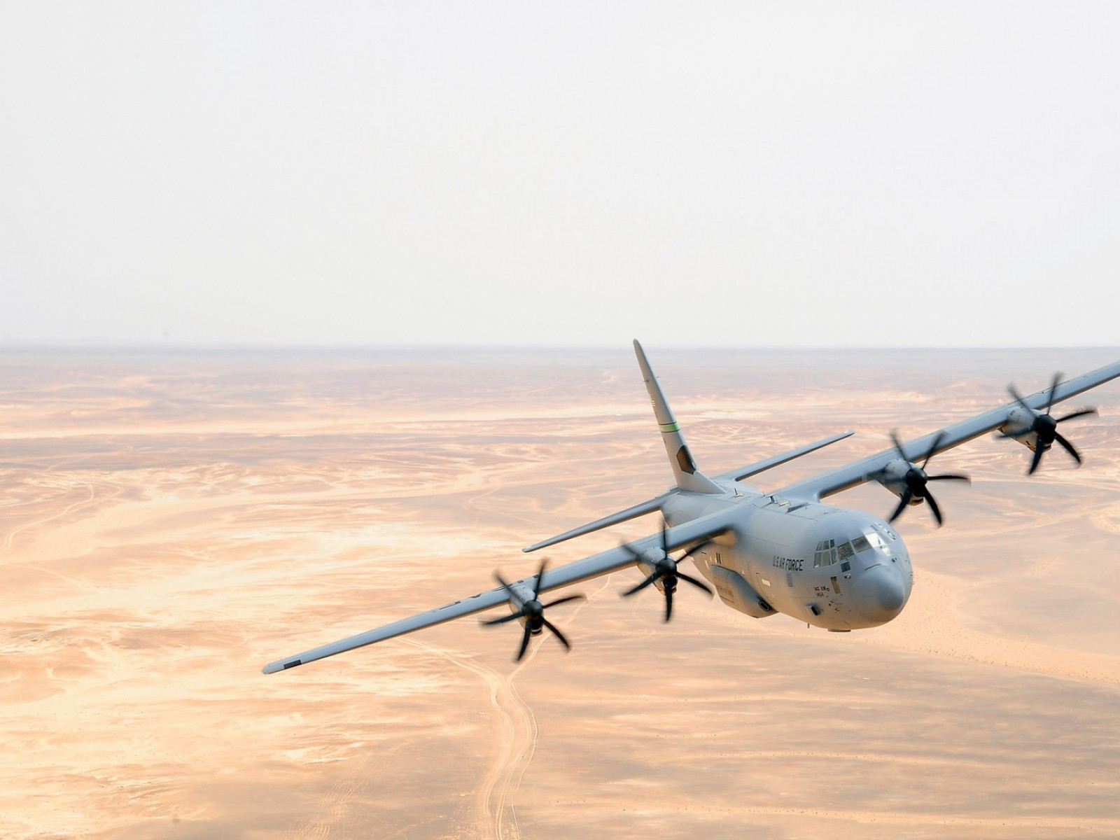 lockheed martin c-130j super hercules en el cielo