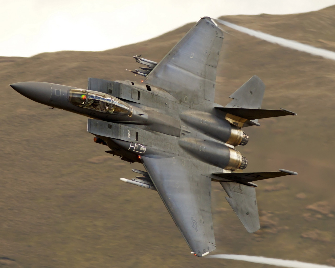 Mcdonnell-Douglas F-15 eagle volando de lado