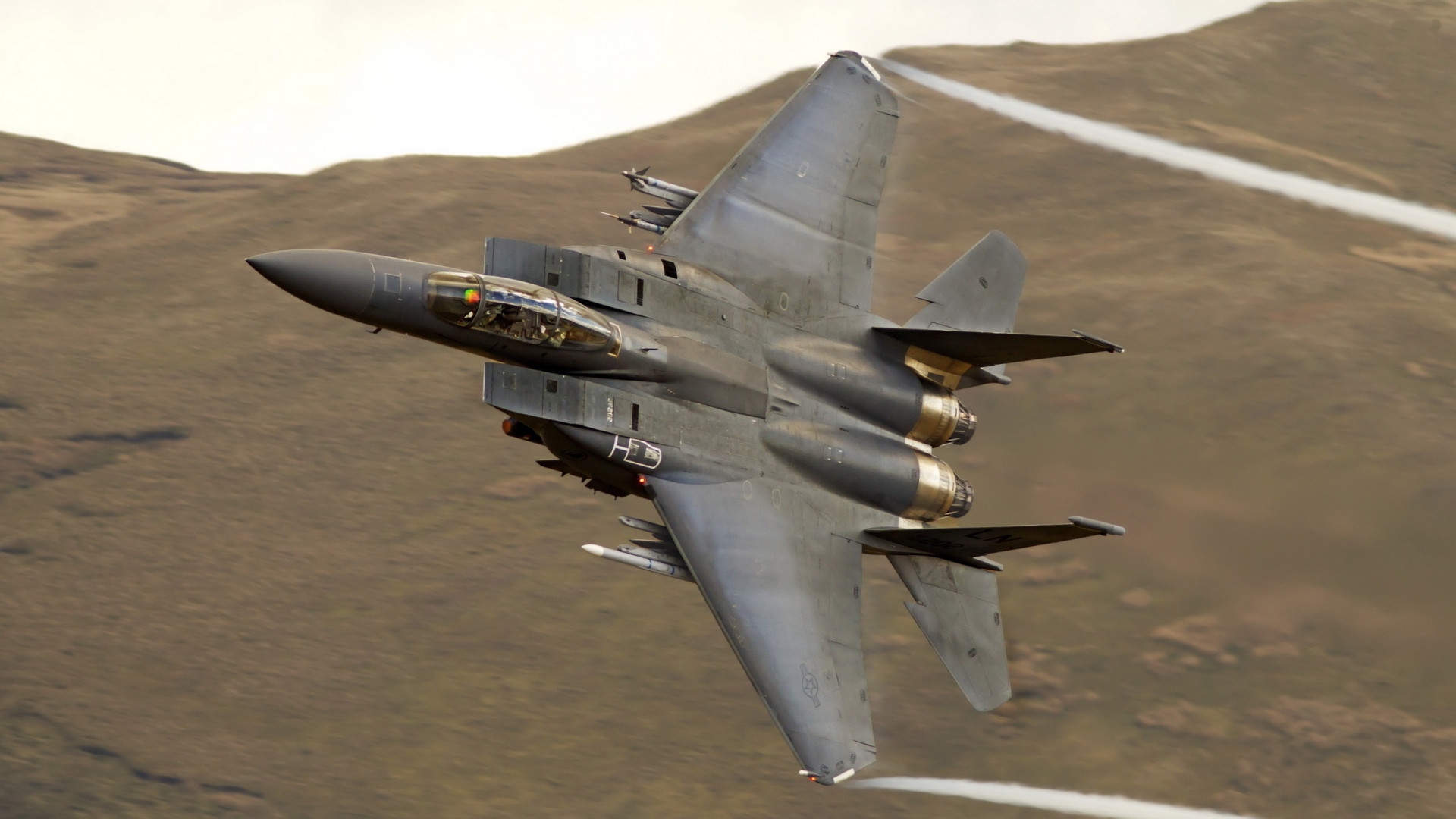 Mcdonnell-Douglas F-15 eagle volando de lado