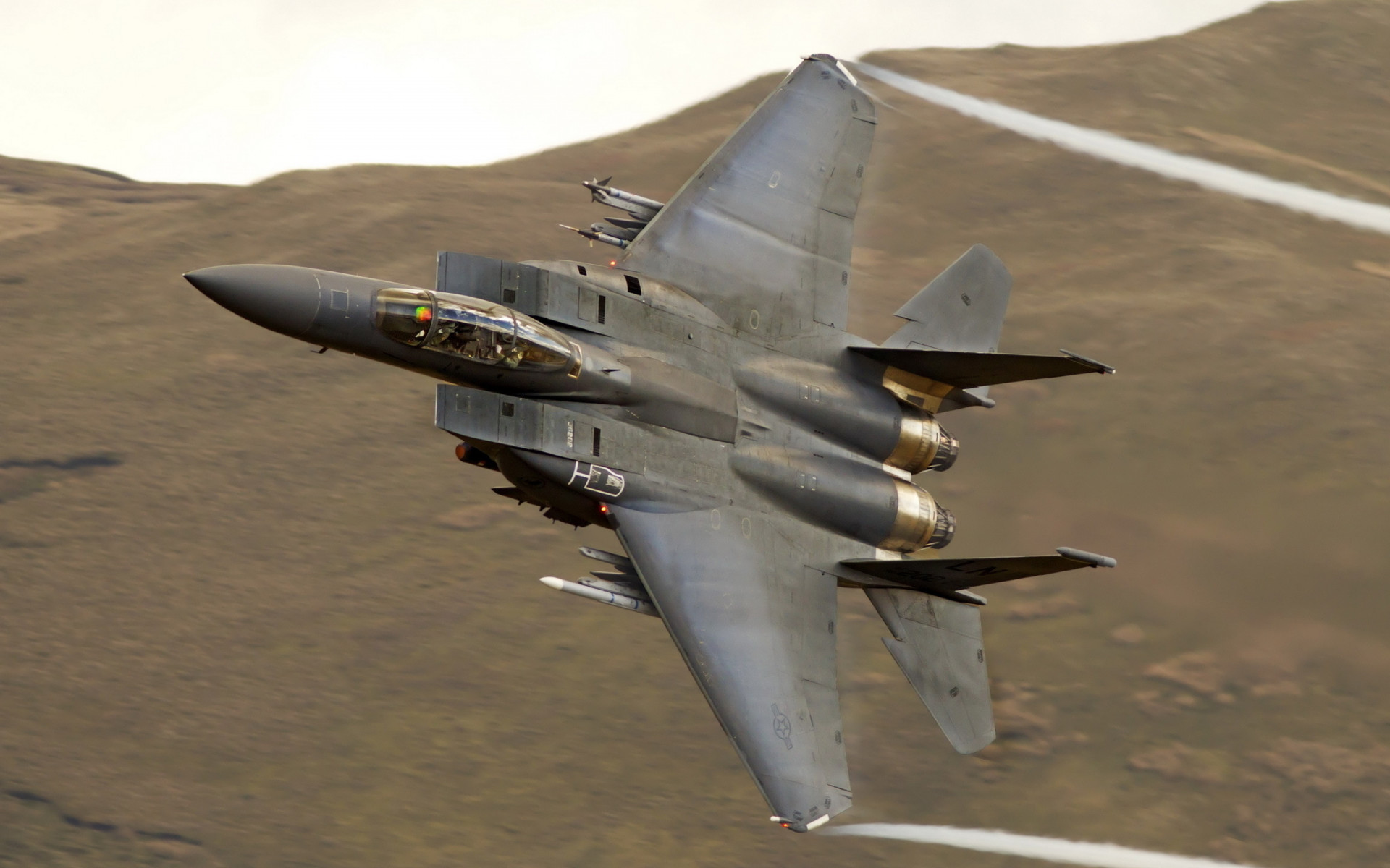 Mcdonnell-Douglas F-15 eagle volando de lado