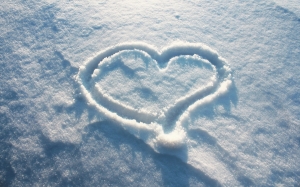 Corazón sobre la nieve