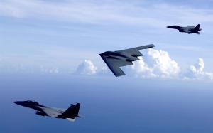 B-2 Spirit y F-15 Eagles